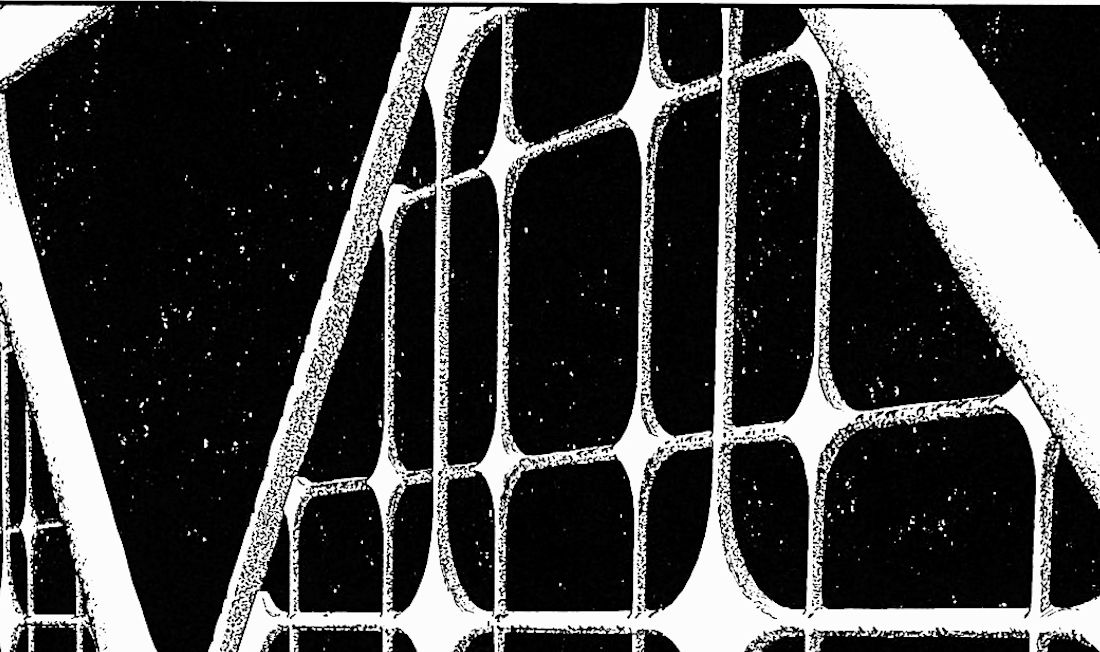 作中コマ:アーク外観の、角の丸い格子の構造体